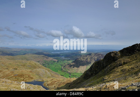 Une vue de Elterwater, avec Stickle Tarn à l'avant-plan, les prises du sommet de Harrison Stickle. Banque D'Images