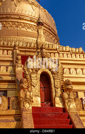 La Pagode Shwezigon Paya Shwezigon ou est un temple bouddhiste situé à Nyaung-U, une ville près de Bagan, en Birmanie, construit par le roi Anaw Banque D'Images