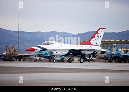 Un F-16C Thunderbird taxis pour l'aéroport de la Nellis Air Force Base, au Nevada. Banque D'Images