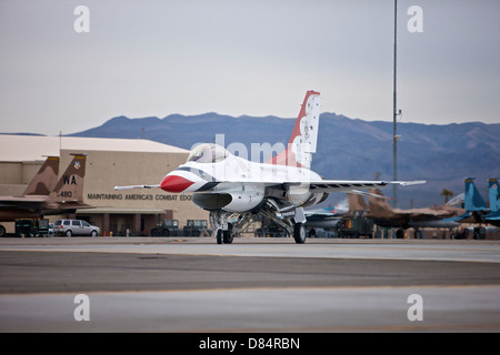 Un F-16C Thunderbird taxis pour l'aéroport de la Nellis Air Force Base, au Nevada Banque D'Images