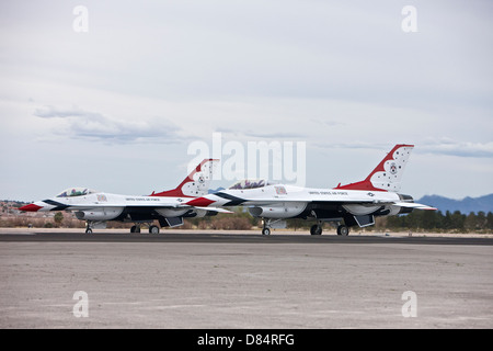 Deux F-16C Thunderbirds s'asseoir sur la piste à Nellis Air Force Base, au Nevada. Banque D'Images