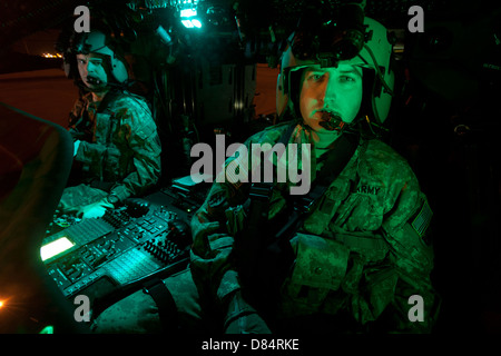 Les pilotes assis dans le cockpit d'un UH-60 Black Hawk à Davis Monthan Air Force Base, en Arizona. Banque D'Images