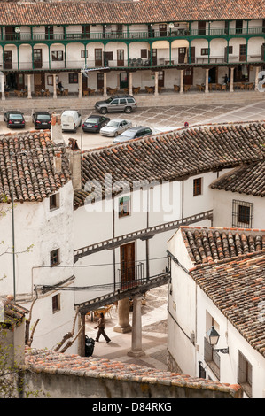 À la recherche vers le bas dans la Plaza Mayor, dans la petite ville Chinchon, Nouvelle Castille, Espagne Banque D'Images