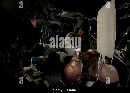 Les médecins de l'armée américaine simulant la ventilation d'un patient simulé à bord d'un UH-60 Blackhawk. Banque D'Images