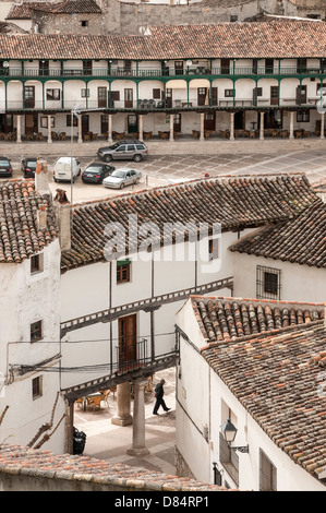 À la recherche vers le bas dans la Plaza Mayor, dans la petite ville Chinchon, Nouvelle Castille, Espagne Banque D'Images