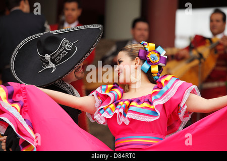 Mariachi mexicaine chanteurs et danseurs d'effectuer en Afrique de l'Fest-Victoria au Centennial Square, British Columbia, Canada. Banque D'Images