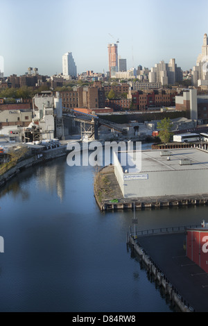 Du côté de Canal Gowanus Brooklyn avec l'augmentation des bâtiments en arrière-plan. Banque D'Images