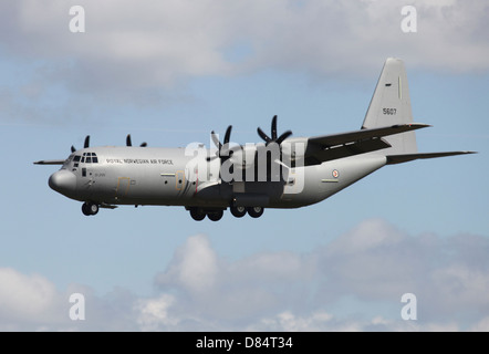 La Royal Norwegian Air Force C-130J Hercules à l'atterrissage à base aérienne de Ramstein, en Allemagne, au cours de la guerre en Libye. Banque D'Images