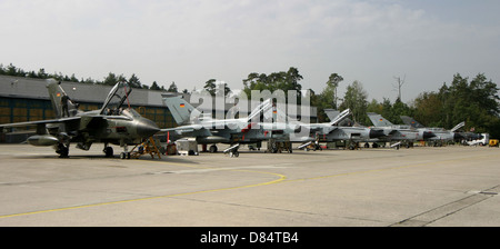 Une rangée de German Air Force avion Panavia Tornado de Fighter-Bomber Wing 32, Base aérienne de Lechfeld, Allemagne. Banque D'Images