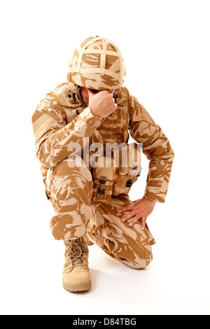 Soldat britannique portant des uniformes de camouflage de désert et de souffrance frompost traumatique. Banque D'Images