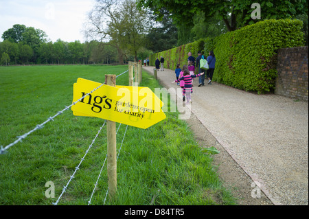 La signalisation NGS pour ouvrir l'entrée jardin. famille avec enfants en arrière-plan Banque D'Images