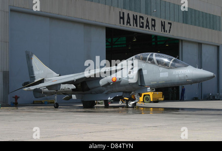 Un AV-8B Harrier II de la marine espagnole garée en face de la zone de la base navale de Rota, en Espagne. Banque D'Images