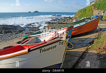 Bateaux de pêche sur la cale de halage à Prêtres Cove, Cape Cornwall, Cornwall, UK Banque D'Images