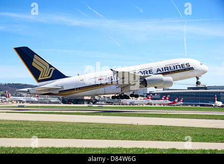 Zurich - mai 24:Singapore airlines airbus A380 qui décolle le 24 mai 2010 à Zurich, Suisse. a-380 est le plus gros avion civil du monde Banque D'Images