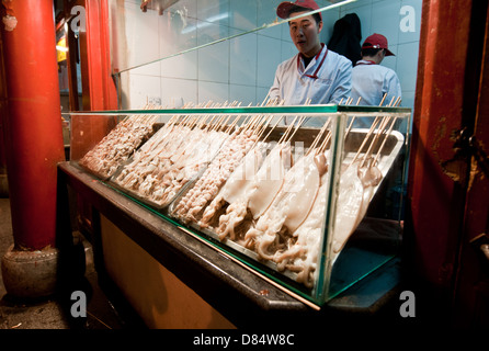 Fruits de mer (crevettes et poulpe) en brochettes - food à la rue Wangfujing Snack dans district de Dongcheng, Beijing, Chine Banque D'Images