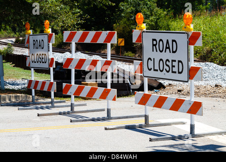 Un trio de reflective route fermée de type III MUTCD spec barricades. L'entretien est fait pour la voie ferrée, passage à niveau. Banque D'Images