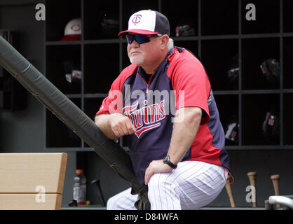 Minneapolis, Minnesota, USA. 19 mai 2013. Twins du Minnesota manager Ron Gardenhire (35) s'affiche pendant le match de la Ligue Majeure de Baseball entre les Twins du Minnesota et les Red Sox de Boston au champ cible à Minneapolis, Minn. : Cal Crédit Sport Media / Alamy Live News Banque D'Images