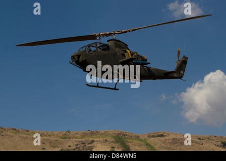 Un AH-1F Tzefa de l'air israélienne battant une sortie d'entraînement sur les hauteurs du Golan, Israël. Banque D'Images