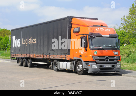 Un tracteur 1844 Mercedes inscrit l'unité et de remorque transporteur néerlandais Vos Logistics, à Leicester, Leicestershire, Angleterre Banque D'Images