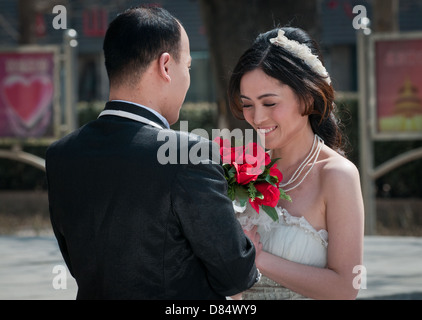 Couple chinois au cours d'une séance photo de mariage en face de l'Église catholique de Saint Joseph (église) de Wangfujing à Beijing, Chine Banque D'Images