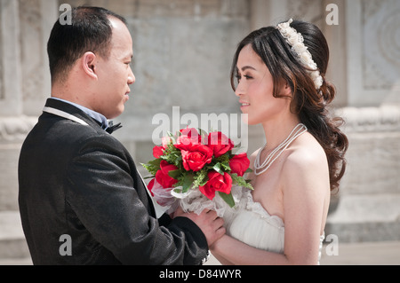 Couple chinois au cours d'une séance photo de mariage en face de l'Église catholique de Saint Joseph (église) de Wangfujing à Beijing, Chine Banque D'Images