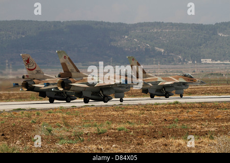 Un trio de F-16C Barak jets de l'armée de l'air israélienne en attente de clearence à décoller de Ramat David Air Force Base, Israël. Banque D'Images