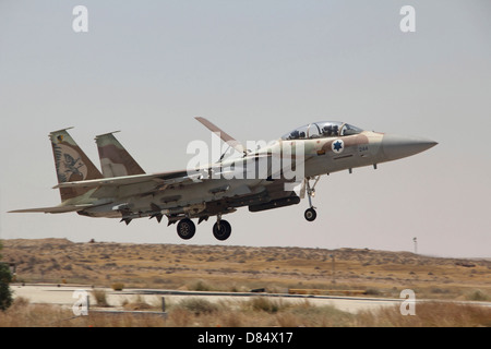 Un F-15I Ra'am de l'air israélienne à l'atterrissage à Hatzerim Air Base. Banque D'Images