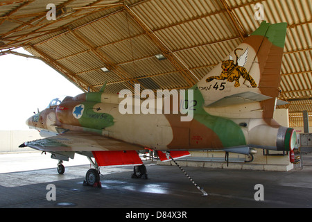 Un A-4N Ayit de l'aviation israélienne dans le hangar de la base aérienne Hatzerim. Banque D'Images