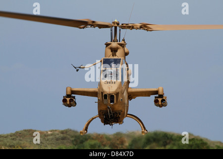 Un AH-1S'attaque Tzefa de l'air israélienne survole la piste à la base aérienne de Palmachim, Israël. Banque D'Images