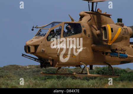 Un AH-1S'attaque Tzefa de l'air israélienne survole la piste à la base aérienne de Palmachim, Israël. Banque D'Images