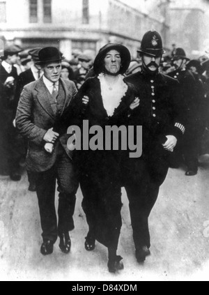 Arrestation par des policiers et des suffragettes de clothesman femme escorte ordinaire, London, UK Banque D'Images