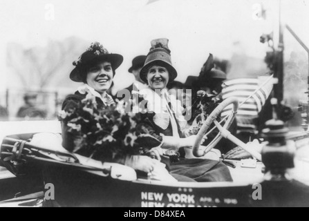 Suffragettes, Mme Alice Burke et Nell Richardson sur le suffrage 'Golden automobile Flyer' Banque D'Images