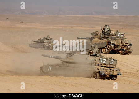 Un peloton de défense israéliennes Merkava Mark IV des chars de combat. Banque D'Images