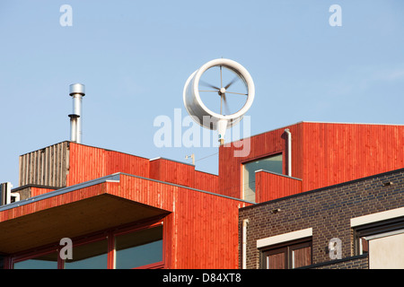 Une petite échelle éolienne sur une maison à ijburg, Amsterdam, Hollande. Banque D'Images