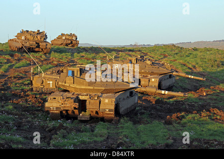 La Force de défense d'Israël Merkava Mark IV des chars de combat au cours d'un exercice sur les hauteurs du Golan. Banque D'Images