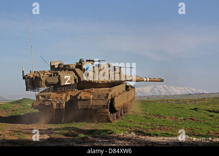 Une Force de défense d'Israël Merkava Mark IV char de combat principal au cours d'un exercice sur les hauteurs du Golan. Banque D'Images