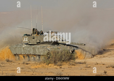 Une Force de défense d'Israël Magach 7 char de combat principal au cours d'un exercice dans le désert du Néguev, en Israël. Banque D'Images