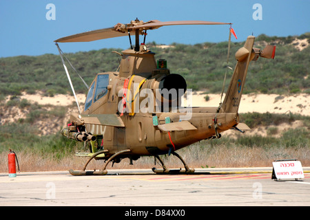 Un AH-1S'attaque Tzefa de l'air israélienne sur alerte réponse rapide (QRA) à la base aérienne de Palmachim, Israël. Banque D'Images