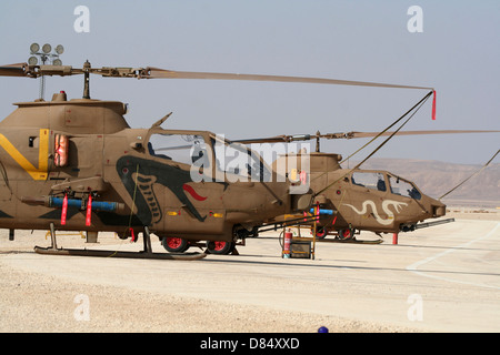 Une paire d'AH-1S Tzefa hélicoptères d'attaque de l'air israélienne. Banque D'Images