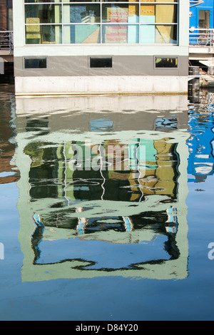 Réflexions de maisons flottantes à Ijburg, Amsterdam, Hollande, construit pour lutter contre les inondations et la montée du niveau de la mer. Banque D'Images