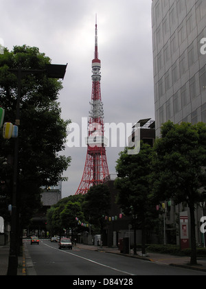 20030727 27 Juillet 2003 La Tour de Tokyo avec Zoujouji Shibakouen Hamamatsu-cho Tokyo Japon. Banque D'Images