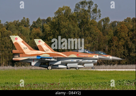 Une paire de F-16C Barak de l'air israélienne sur la piste. Banque D'Images