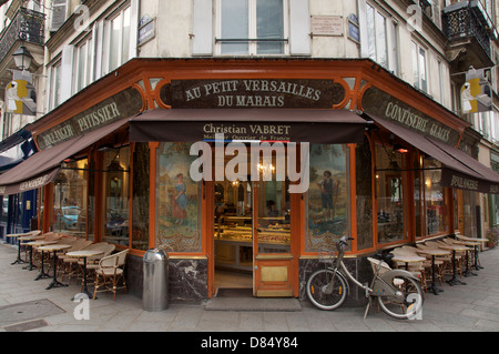 "Au Petit Versailles du Marais", un café élégant et pourvoyeur de pain et de pâtisseries, dans le Marais, un quartier historique de Paris. La France. Banque D'Images