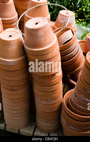 Des pots d'argile à l'intérieur d'une serre pépinière, Arkansas, États-Unis Banque D'Images