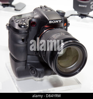Le SLT-A77 de Sony 2011 est un appareil photo numérique translucide à objectif unique connu pour ses capacités d'imagerie haute résolution et de mise au point automatique rapide. Cet appareil photo est idéal pour la photographie et l'enregistrement vidéo, offrant une qualité exceptionnelle dans divers environnements de prise de vue. C'est un choix populaire pour les photographes professionnels et les passionnés. Banque D'Images