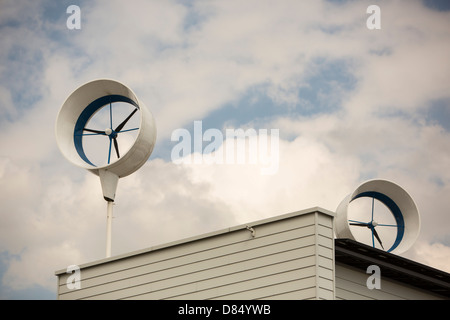 Une petite échelle éolienne sur une maison à ijburg, Amsterdam, Hollande. Banque D'Images