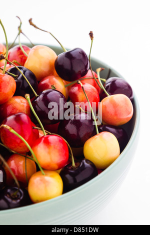 Rainier et de cerise noire mélangés dans un bol en céramique verte. Banque D'Images