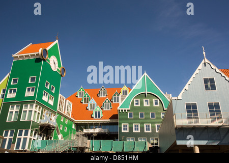 La gare moderne, dans Zaanstadt, qui est conçu pour ressembler à la maison traditionnelle style de la région, Banque D'Images