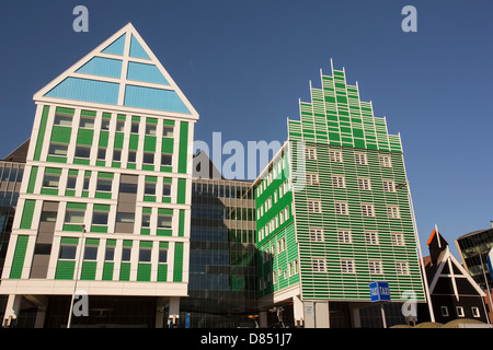 La gare moderne, dans Zaanstadt, qui est conçu pour ressembler à la maison traditionnelle style de la région, Banque D'Images