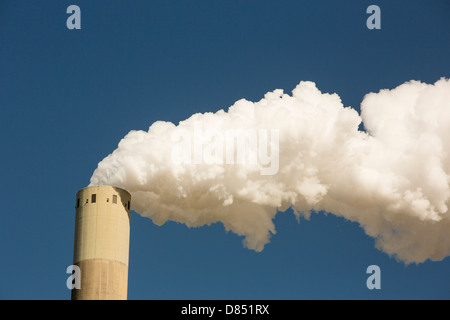 Les émissions d'une centrale thermique au charbon à Amsterdam, Pays-Bas. Banque D'Images